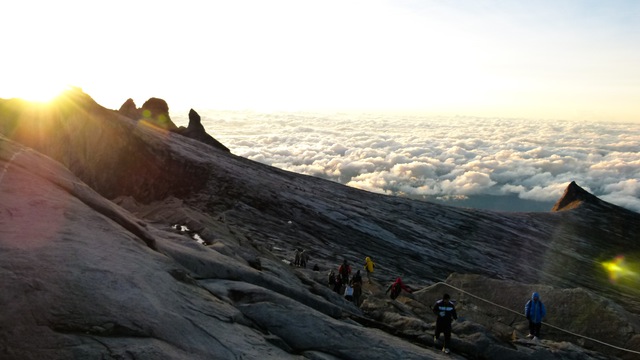 mountains-sky-sunny-people (1)